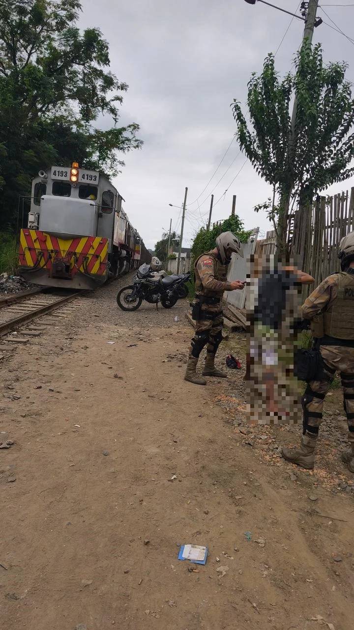 Criciúma: PM realiza operação às margens dos trilhos no bairro Pinheirinho — foto 1