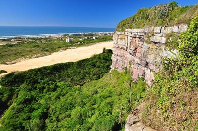 Mulher cai de penhasco em Balneário Morro dos Conventos