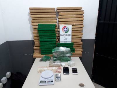 Trio é preso por tráfico de drogas no bairro Maria Céu