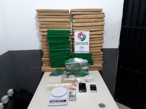 Trio é preso por tráfico de drogas no bairro Maria Céu