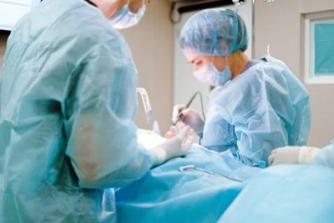 Médico que evitou SUS e induziu idosa a cirurgia particular é condenado por improbidade