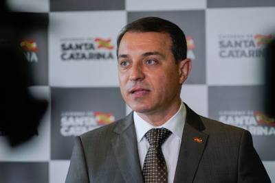 Carlos Moisés testa positivo para Covid-19 e cancela agenda na região