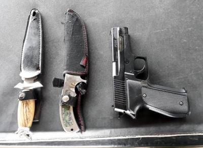 Motorista é flagrado com facas e arma falsa em Tubarão