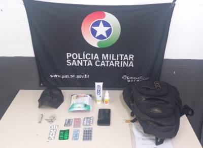 Vestindo lingerie, homem é preso após se masturbar para adolescente em Criciúma