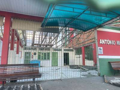 Faltando poucos dias para iniciar ano letivo, pais são informados de reforma em telhado de escola