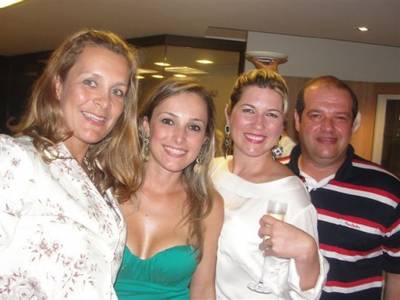 Luciano Menezes e esposa confraterniza jantar  com amigos em sua residência de verão