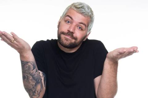 Victor Sarro retorna ao Teatro Elias Angeloni e apresenta novo show em Criciúma