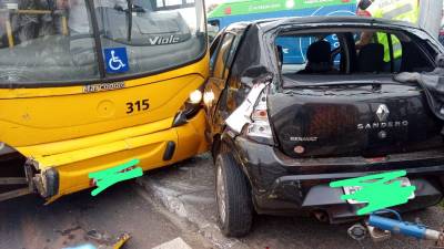 Carro corta a frente de ônibus na avenida Centenário em Criciúma