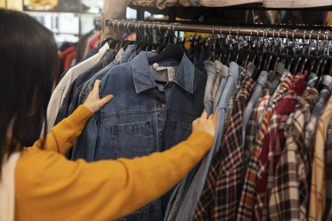 Do guarda-roupa dos anos 2000 ao brechó: nostalgia impulsiona comércio em Criciúma