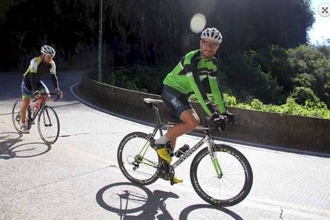 Rodrigo Hilbert aproveita folga para andar de bicicleta na Serra do Rio do Rastro