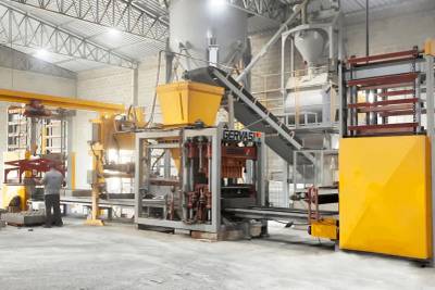 Fabricante de máquinas de blocos e automação industrial expõe na CasaPronta e busca profissionais