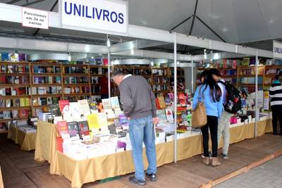 Feira do Livro em Criciúma termina neste sábado