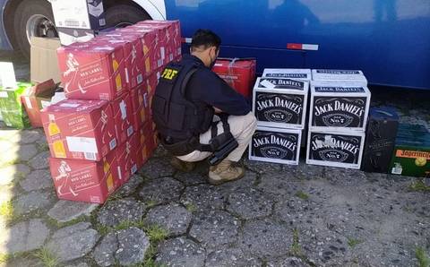 PRF apreende 345 garrafas de bebidas alcoólicas importadas de forma irregular do Uruguai