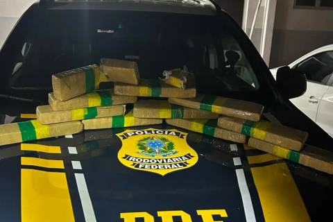 Vídeo: homem é preso com 11 quilos de maconha após fuga na BR-101