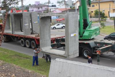 Estrutura de futura passagem para pedestres chega ao bairro Jardim Angélica