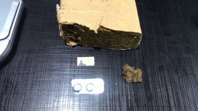 Passageiro de carro é flagrado com 100 gramas de maconha