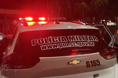 Homem é encontrado morto e com sinais de agressão em pátio de residência