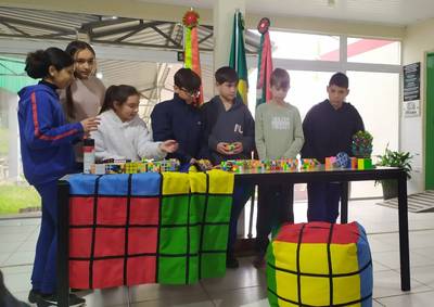 Benefícios do cubo mágico são debatidos durante palestra em escola de Criciúma