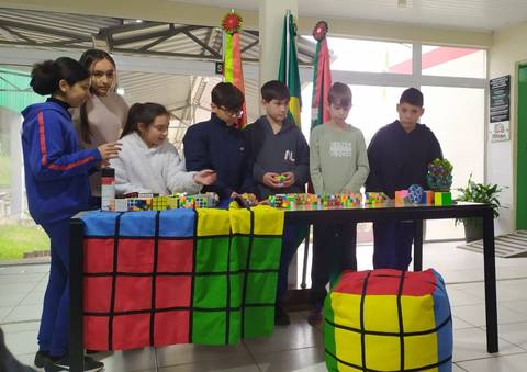 Benefícios do cubo mágico são debatidos durante palestra em escola de Criciúma