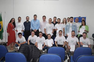 Alunos de Morro da Fumaça recebem certificados dos cursos da Escola Móvel do Senai