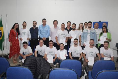 Alunos de Morro da Fumaça recebem certificados dos cursos da Escola Móvel do Senai