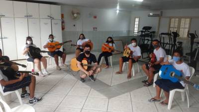 Violão e música são instrumentos de inclusão social para deficientes intelectuais