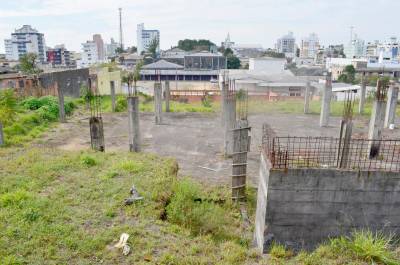 Prefeito e promotor divergem sobre venda de terrenos
