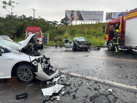 Colisão frontal entre carros deixa três pessoas feridas na SC-108 em Criciúma