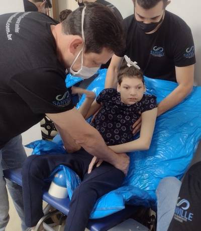 Pai cria Vakinha para adquirir cadeira de rodas digitalizada para filha de 13 anos; saiba mais