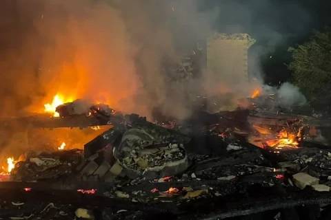 Incêndios provocam queda de telhados e destroem duas edificações de madeira