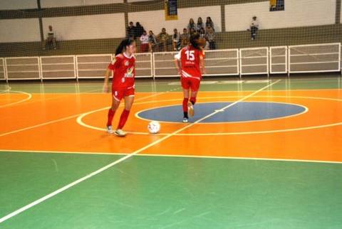 Futsal feminino de Criciúma goleia e lidera