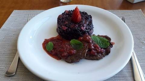 Risoto de arroz negro com cogumelos frescos