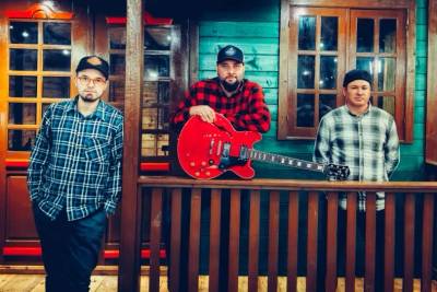 Trio leva rock clássico, country e blues aos palcos do Sul de Santa Catarina