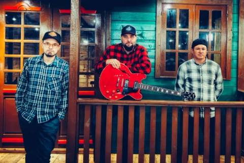 Trio leva rock clássico, country e blues aos palcos do Sul de Santa Catarina