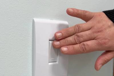 Mulher vítima de violência doméstica volta a ter energia elétrica em casa depois de 5 anos