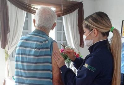 Vacina bivalente contra a Covid-19 é aplicada em Içara