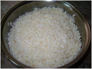 Arroz branco na panela de pressão