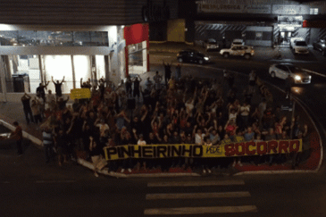 Fotos e vídeos: veja como foi o protesto no bairro Pinheirinho em Criciúma