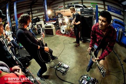 Foo Fighters na garagem da sua casa?