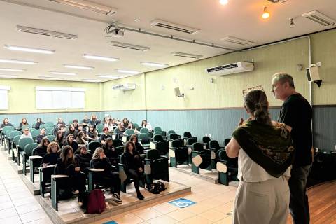 Cartunista inspira alunos do Colégio Satc a transformarem arte em ferramenta de empreendedorismo