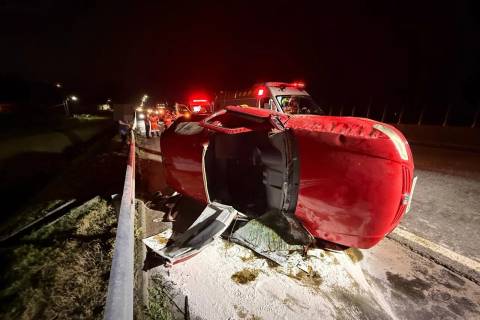 Mulher fica encarcerada após colisão seguida de saída de pista na BR-101