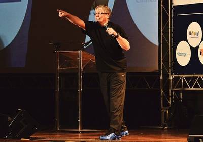 Steven Dubner profere palestra motivacional em Criciúma