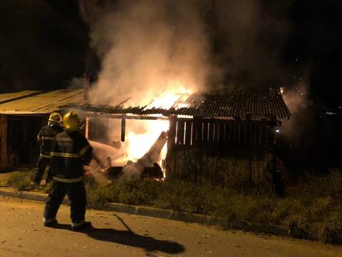 Estábulo é destruído pelo fogo em Braço do Norte