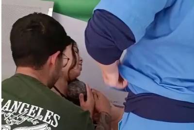 Mulher ganha bebê na recepção do HMISC em Criciúma; veja vídeo