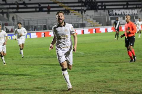 Confira as fotos da vitória que colocou o Criciúma na liderança da Série B