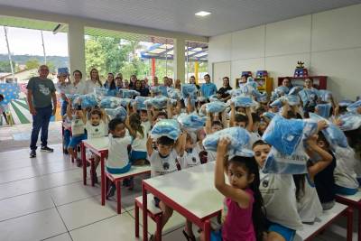 Nova Veneza inicia entrega de uniformes para mais de 1,8 mil alunos