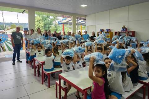 Nova Veneza inicia entrega de uniformes para mais de 1,8 mil alunos