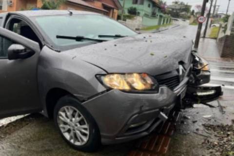 Motorista invade via preferencial, colide contra carro e fica ferida em Criciúma