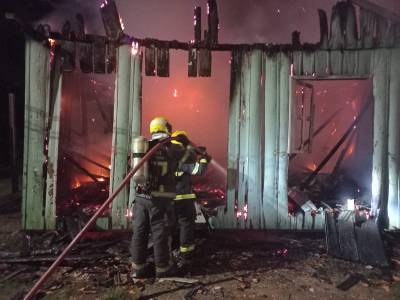 Casa é destruída por incêndio em Tubarão