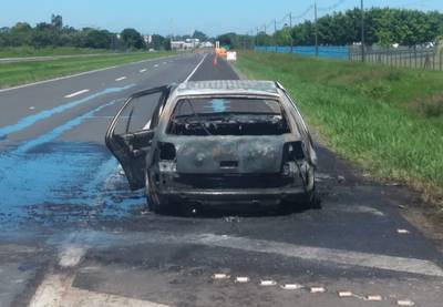 Golf é destruído por incêndio na BR-101 em Araranguá